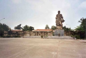 tertre de Dong Da (rues Nguyen Luong Bang et Dang Tien Dong, arrondissement de Dong Da, Hanoi)