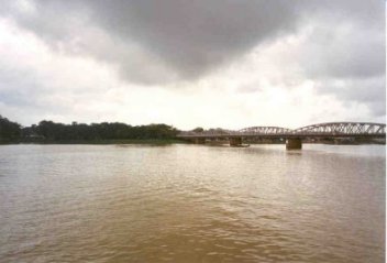 pont Clémenceau et rivière des Parfums (Hué)