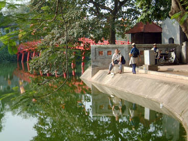 le pont du Soleil Levant, lac de l'épée restituée ou de l'épée (arrondissement de Hoan Kiem, Hanoi)