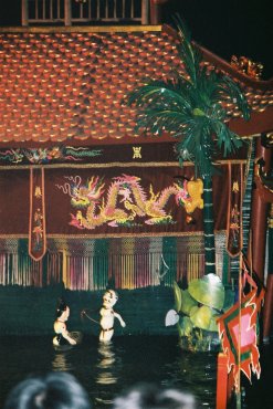garder les canards et chasser le renard, marionnettes sur l'eau (théâtre de marionnettes sur l'eau de Thang Long, rue Dinh Tien Hoang, arrondissement de Hoan Kiem, Hanoi)