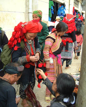 Dao rouge, marché de Sapa (Sapa, Lào Cai)