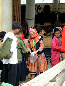 Hmông fleuri, marché de Sapa (Sapa, Lào Cai)