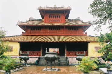 urnes dynastiques (Cửu Đỉnh 阮朝九鼎) et pavillon de la clarté (Hiển Lâm các 顯林閣), cité impériale (Hué)