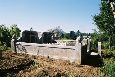 tombes de Dô Ngoc Châu et de Nguyên Phuoc thi Tuong, fille de Ung Khuong et Ngô thi Khang, cimetière de la descendance de Tho Xuân Vuong (Hué)