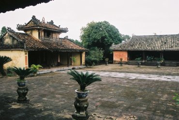 palais Bieu Duc et pavillon de l'Ouest, tombeau de Trieu Tri (1807-1841-1847)(Hué) palais Bieu Duc et pavillon de l'Ouest, tombeau de Trieu Tri (1807-1841-1847)(Hué)