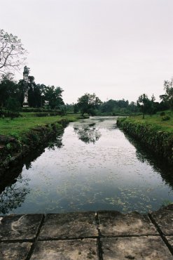 lac Ngung Trach, tombeau de Trieu Tri (1807-1841-1847)(Hué) lac Ngung Trach, tombeau de Trieu Tri (1807-1841-1847)(Hué)
