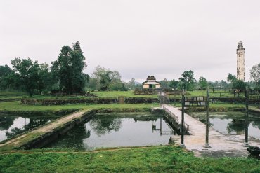 pont Chanh Trung, pont Tây Dinh, pavillon de la stèle et colonne du pouvoir royal, tombeau de Trieu Tri (1807-1841-1847)(Hué) pont Chanh Trung, pont Tây Dinh, pavillon de la stèle et colonne du pouvoir royal, tombeau de Trieu Tri (1807-1841-1847)(Hué)