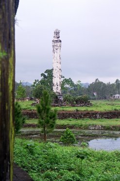 colonne du pouvoir royal, tombeau de Trieu Tri (1807-1841-1847)(Hué) colonne du pouvoir royal, tombeau de Trieu Tri (1807-1841-1847)(Hué)