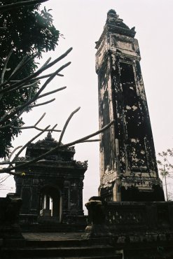pavillon de la stèle et colonne du pouvoir royal, tombeau de Dong Khanh (1864-1885-1889)(Hué) pavillon de la stèle et colonne du pouvoir royal, tombeau de Dong Khanh (1864-1885-1889)(Hué)