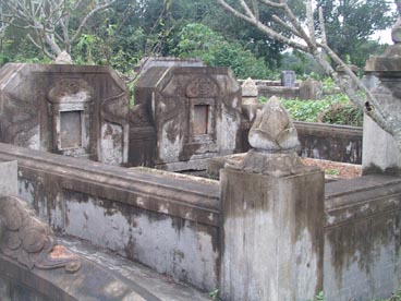 tombes de Phan Huu Dât et de Nguyên Phuoc Chánh Thành, fille de Ung Khuong et Ngô thi Khang, cimetière de la descendance de Tho Xuân Vuong (Hué)