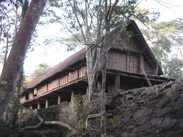 maison Ê-Dê aux chutes de Gia Long (Krông Ana, Dak Lak)