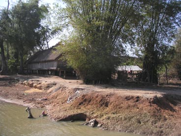village M'Nông de Jun et balade à dos d'éléphant, lac Lak (Lak, Dak Lak)