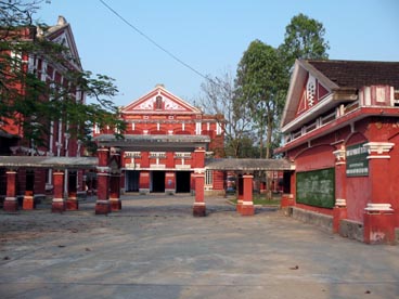 Lycée Quoc Hoc, ancien Lycée Khai Dinh 同慶 (Hué) Lycée Quoc Hoc, ancien Lycée Khai Dinh 同慶 (Hué)