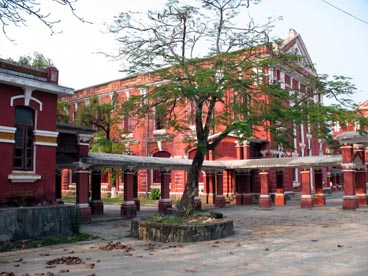 Lycée Quoc Hoc, ancien Lycée Khai Dinh 同慶 (Hué) Lycée Quoc Hoc, ancien Lycée Khai Dinh 同慶 (Hué)