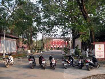 Lycée Quoc Hoc, ancien Lycée Khai Dinh 同慶 (Hué) Lycée Quoc Hoc, ancien Lycée Khai Dinh 同慶 (Hué)