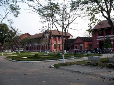 lycée Hai Ba Trung, ancien lycée Dòng Khánh (Hué) lycée Hai Ba Trung, ancien lycée Dòng Khánh (Hué)