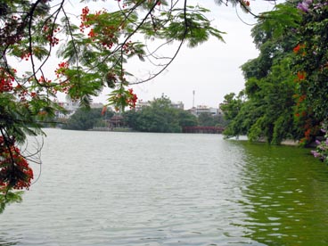 le pont du Soleil Levant et le temple Ngoc Son ou du Mont de jade, lac de l'épée restituée ou de l'épée (arrondissement de Hoan Kiem, Hanoi)