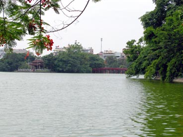 le pont du Soleil Levant et le temple Ngoc Son ou du Mont de jade, lac de l'épée restituée ou de l'épée (arrondissement de Hoan Kiem, Hanoi)
