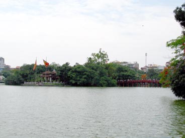 le pont du Soleil Levant et le temple Ngoc Son ou du Mont de jade, lac de l'épée restituée ou de l'épée (arrondissement de Hoan Kiem, Hanoi)