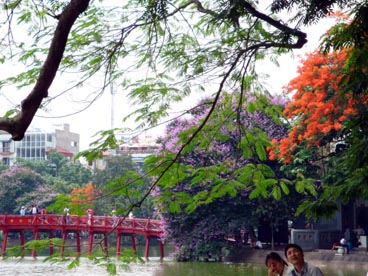 le pont du Soleil Levant, lac de l'épée restituée ou de l'épée (arrondissement de Hoan Kiem, Hanoi)