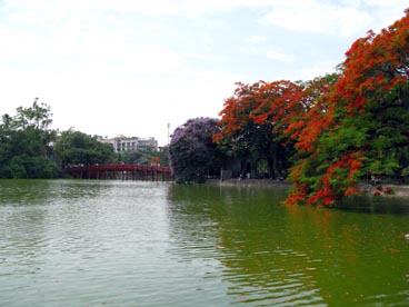 le pont du Soleil Levant, lac de l'épée restituée ou de l'épée (arrondissement de Hoan Kiem, Hanoi)