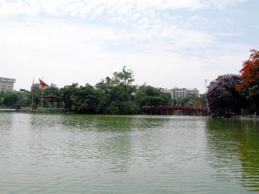 le pont du Soleil Levant et le temple Ngoc Son ou du Mont de jade, lac de l'épée restituée ou de l'épée (arrondissement de Hoan Kiem, Hanoi)