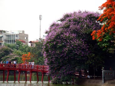 le pont du Soleil Levant, lac de l'épée restituée ou de l'épée (arrondissement de Hoan Kiem, Hanoi)