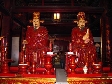 Mencius ou Mèng Zǐ (372-289) et Zeng Shen (505-436), disciples de Confucius (551-479), salle Dai Thanh, temple de la littérature (rue Quoc Tu Giam, quartier Van Mieu, arrondissement de Dong Da, Hanoi)