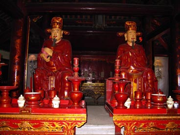 Yan Yuan (514-483) et Zi Si (483-402, petit-fils de Confucius), disciples de Confucius (551-479), salle Dai Thanh, temple de la littérature (rue Quoc Tu Giam, quartier Van Mieu, arrondissement de Dong Da, Hanoi)