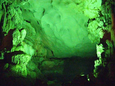 grotte des surprises, baie d'Along (Quang Ninh)