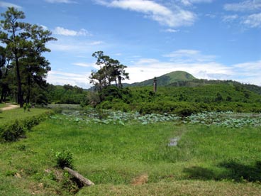 lac Dài et colonne du pouvoir royal, tombeau de Gia Long (1762-1802-1820)