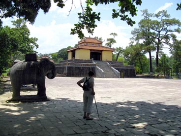 cour des grandes salutations, tombeau de Minh Mang (1791-1820-1841)(Hué)