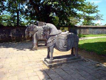 cour des grandes salutations, tombeau de Minh Mang (1791-1820-1841)(Hué)