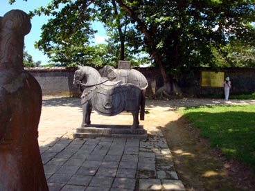 cour des grandes salutations, tombeau de Minh Mang (1791-1820-1841)(Hué)