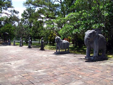 cour des grandes salutations, tombeau de Minh Mang (1791-1820-1841)(Hué)