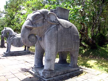 cour des grandes salutations, tombeau de Minh Mang (1791-1820-1841)(Hué)