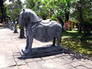 cour des grandes salutations, tombeau de Minh Mang (1791-1820-1841)(Hué)