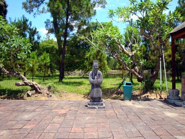 cour des grandes salutations, tombeau de Minh Mang (1791-1820-1841)(Hué)