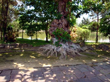 lac de la Clarté Pure, tombeau de Minh Mang (1791-1820-1841)(Hué)