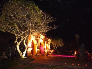 défilé de mode Ao dai, porte Hien Nhon, cité impériale (Hué)