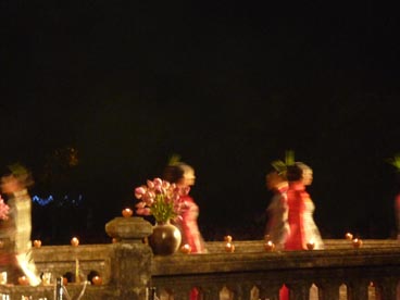 défilé de mode Ao dai, porte Hien Nhon, cité impériale (Hué)