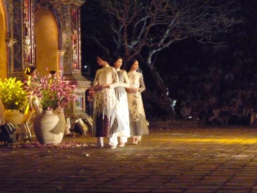 défilé de mode Ao dai, porte Hien Nhon, cité impériale (Hué)