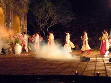 défilé de mode Ao dai, porte Hien Nhon, cité impériale (Hué)