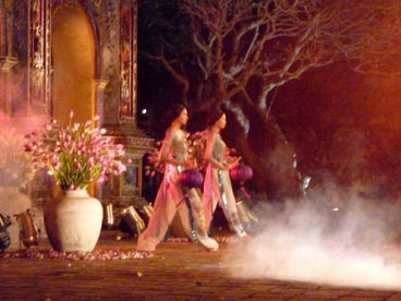 défilé de mode Ao dai, porte Hien Nhon, cité impériale (Hué)