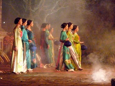 défilé de mode Ao dai, porte Hien Nhon, cité impériale (Hué)