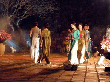 défilé de mode Ao dai, porte Hien Nhon, cité impériale (Hué)
