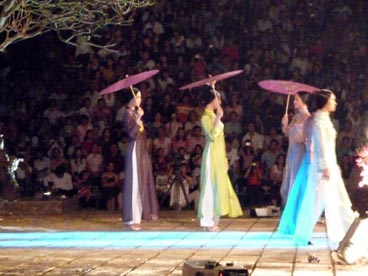 défilé de mode Ao dai, porte Hien Nhon, cité impériale (Hué)
