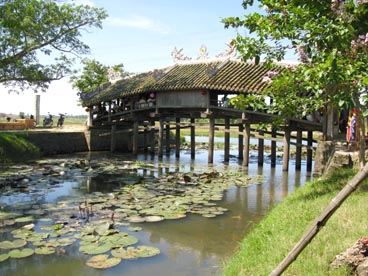 pont à toiture en tuile de Thanh Toan (Thuy Thanh, Huong Thuy, Hué, Thùa Thiên-Hué)