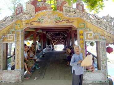 pont à toiture en tuile de Thanh Toan (Thuy Thanh, Huong Thuy, Hué, Thùa Thiên-Hué)