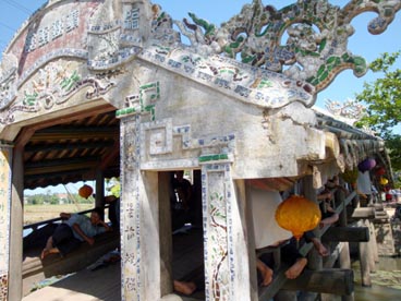 pont à toiture en tuile de Thanh Toan (Thuy Thanh, Huong Thuy, Hué, Thùa Thiên-Hué)